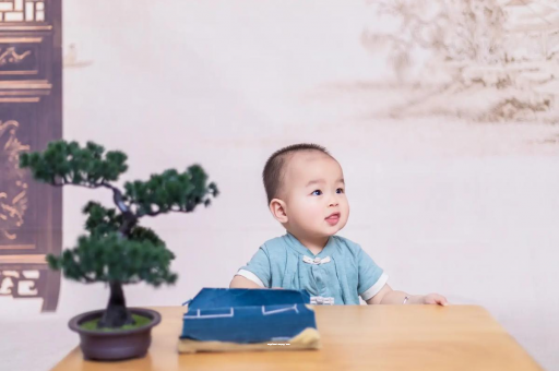 张掖怀孕肚子中间凹两边凸